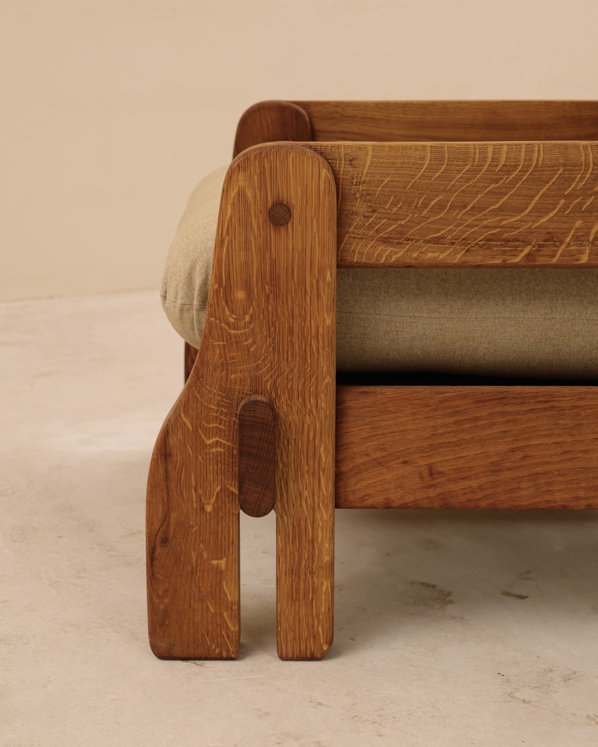 Fauteuil brutaliste, en chêne, France, 1970&rsquo;s