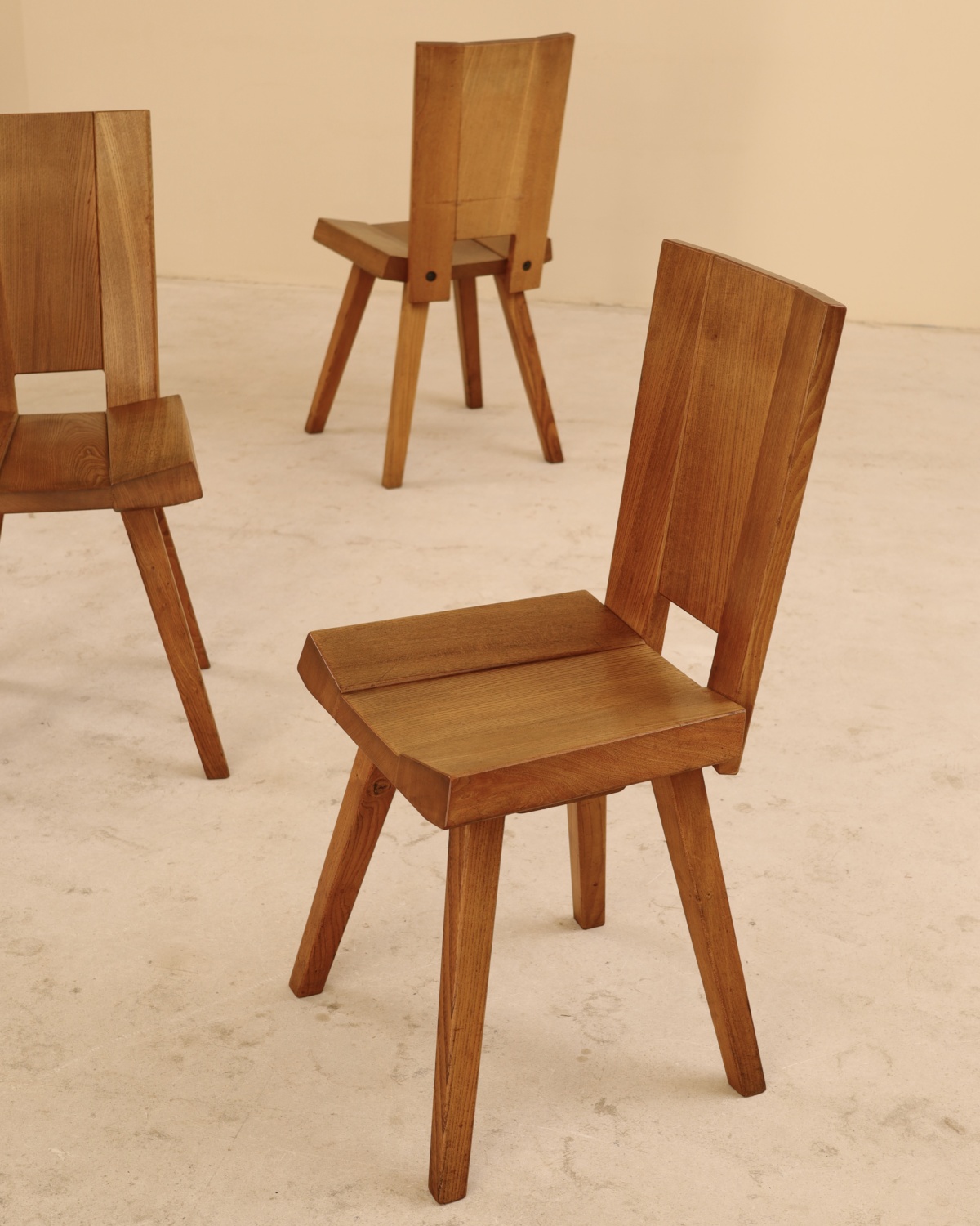 Chaises en orme massif, C. Demoyen, France, 1980&rsquo;s